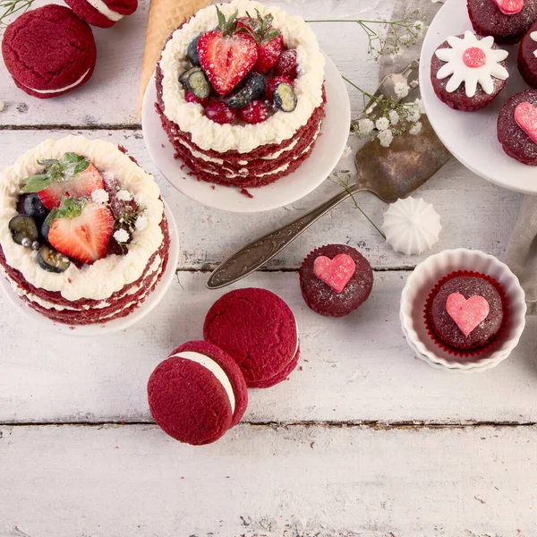 Deliziosa Torta Cupcake Rosso Sfondo Bianco Apparecchiare Tavola Festeggiare Vista — Foto Stock