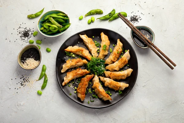 Gebakken Gyoza Knoedels Met Sojasaus Lichtgrijze Achtergrond Bovenaanzicht — Stockfoto