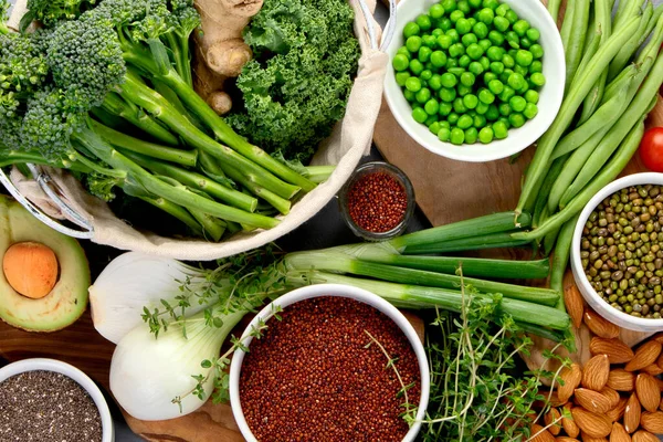 在灰色背景下对蔬菜和谷物进行分类 健康食品概念 顶部视图 — 图库照片