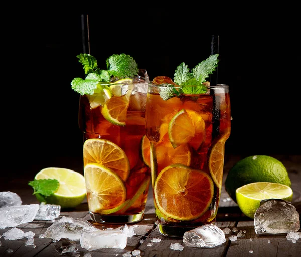 Frisch Zubereiteter Longdrink Cuba Libre Cocktail Auf Dunklem Hintergrund Vorderseite — Stockfoto