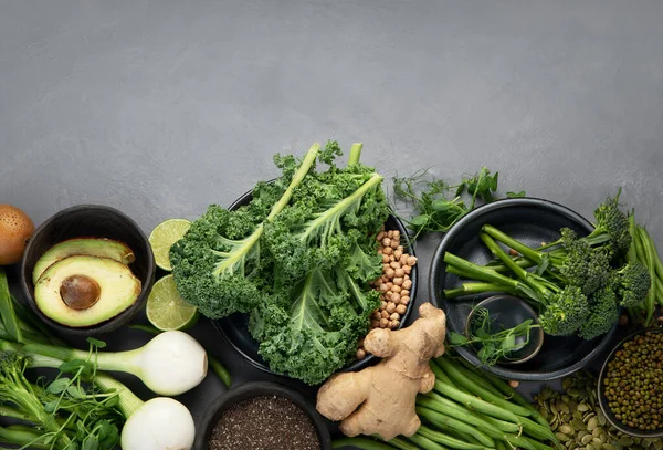 Diverse Groene Groenten Ontbijtgranen Grijze Achtergrond Gezond Voedsel Concept Bovenaanzicht — Stockfoto