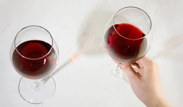 Junge Frau Mit Einem Glas Rotwein Auf Weißem Hintergrund Hand — Stockfoto