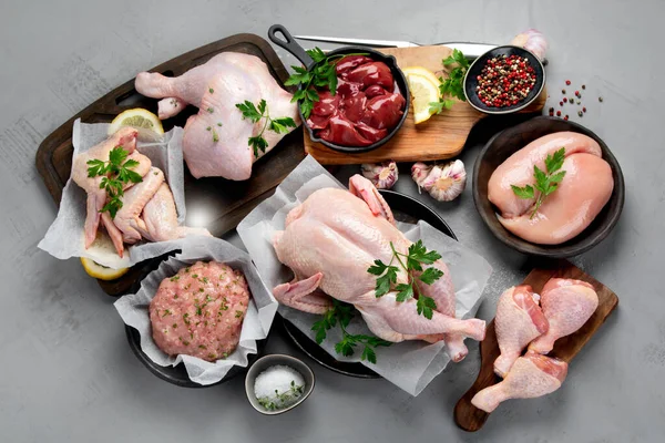 Rauwe Kip Vlees Delen Met Specerijen Kruiden Voor Het Koken — Stockfoto