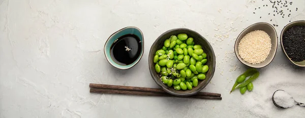 Rauwe Edamame Sojabonen Met Zout Saus Lichtgrijze Ondergrond Bovenaanzicht Kopieerruimte — Stockfoto