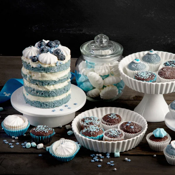 Delicious Cake Cupcakes Blue Wooden Background Table Setting Celebration — Stock Photo, Image
