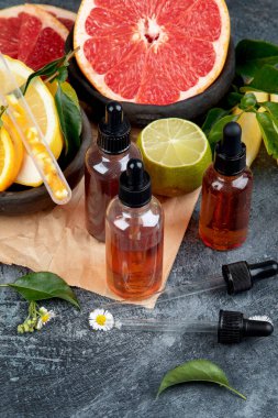 Koyu gri arka planda narenciyeli aroma yağları.. 