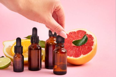Pembe arka planda narenciyeli aroma yağları.. 