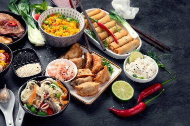 Koyu gri arka planda çeşitli Çin yemekleri ve atıştırmalıklar. Geleneksel gıda konsepti. 