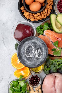Açık gri arka planda yüksek miktarda koenzim Q10. Sağlıklı beslenme konsepti. Üst görünüm, düz görünüm, Spac kopyala