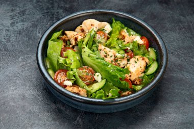 Gri arka planda taze tavuk salatası. Sağlıklı gıda konsepti. 