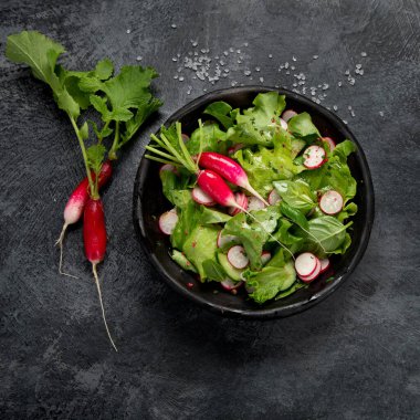 Gri arka planda taze turp salatası. Sağlıklı gıda konsepti. Üst manzara, düz uzanma