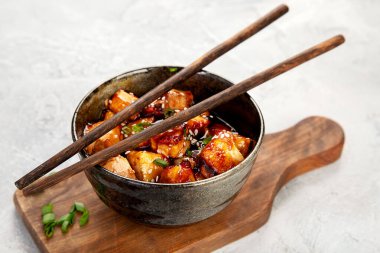 Açık gri arkaplanda susamlı geleneksel ev yapımı kızarmış tofu.. 