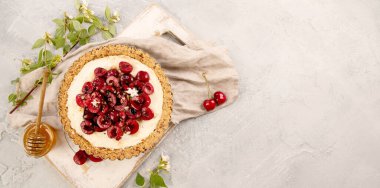 Açık gri arka planda çilekli vişneli vanilyalı turta. Üst görünüm, düz görünüm, kopyalama alanı, panorama