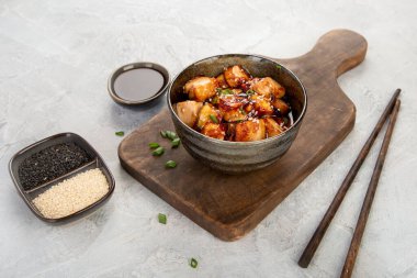 Açık gri arkaplanda susamlı geleneksel ev yapımı kızarmış tofu.. 