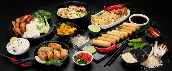 Assortiment Plats Asiatiques Des Collations Sur Fond Noir Concept Alimentaire — Photo