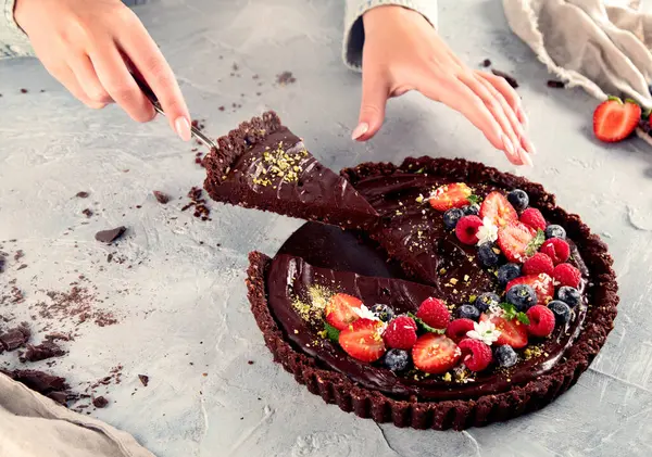 Jonge Vrouw Holding Zelfgemaakte Chocolade Taart Licht Grijs Achtergrond — Stockfoto