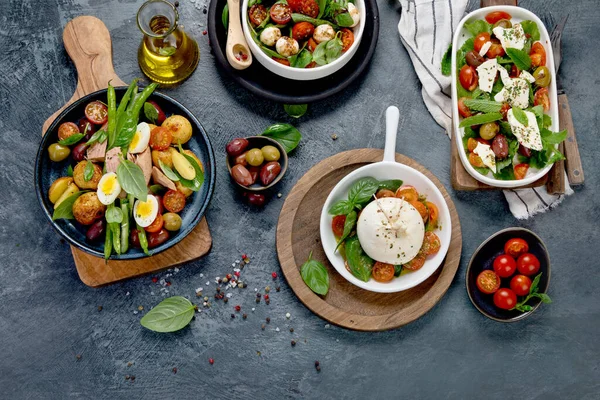 Ensaladas Surtidas Sobre Fondo Gris Oscuro Concepto Comida Estacional Vista — Foto de Stock