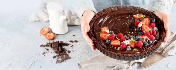 Young Woman Holding Homemade Chocolate Tart Light Gray Background Panorama — Stock Photo, Image