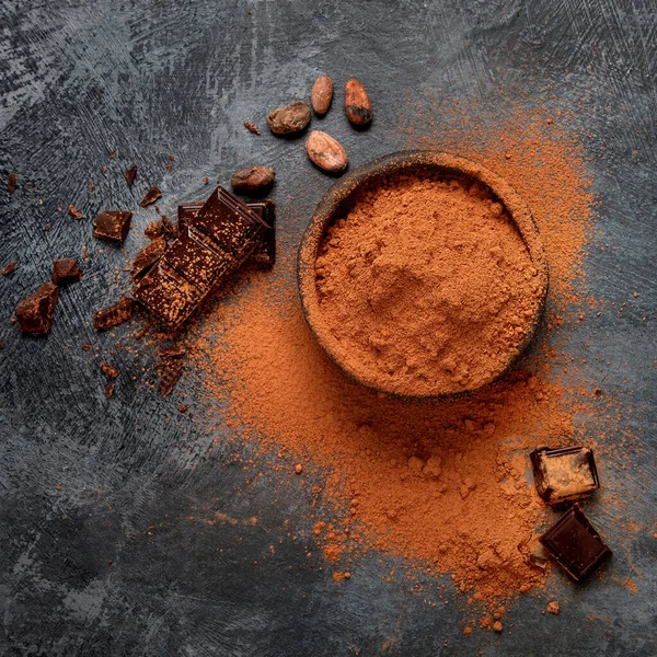 Cacaobonen Chocolade Grijze Achtergrond Superfood Concept Bovenaanzicht Flat Lay Kopieerruimte — Stockfoto