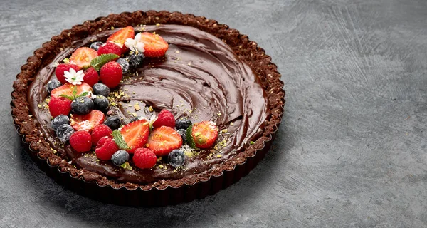 Heerlijke Chocoladetaart Grijze Achtergrond Zelfgemaakte Desserts Concept Kopieerruimte — Stockfoto