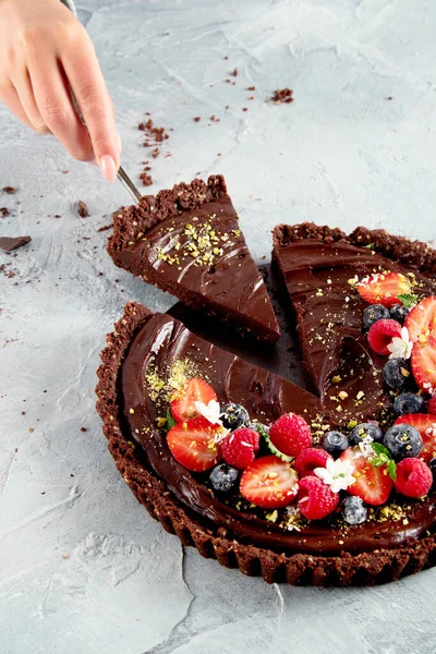 Mujer Joven Sosteniendo Tarta Chocolate Casero Sobre Fondo Gris Claro — Foto de Stock