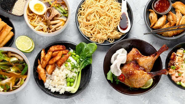 Verschiedene Asiatische Gerichte Und Snacks Auf Dunkelgrauem Hintergrund Traditionelles Ernährungskonzept — Stockfoto