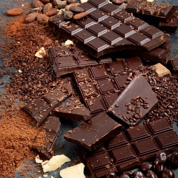 Kakao Bönor Och Choklad Grå Bakgrund — Stockfoto