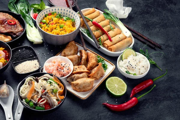 Różne Chińskie Potrawy Przekąski Ciemnoszarym Tle Tradycyjna Koncepcja Żywności — Zdjęcie stockowe