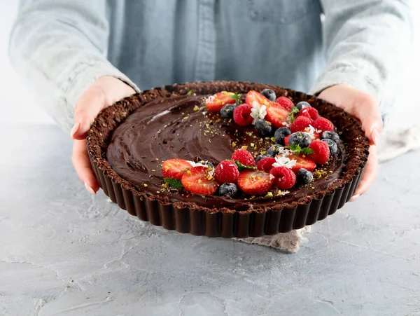 Young Woman Holding Homemade Chocolate Tart Light Gray Background — Stock Photo, Image