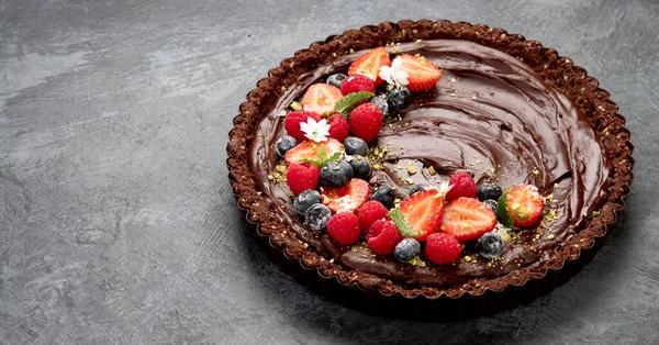 Heerlijke Chocoladetaart Grijze Achtergrond Zelfgemaakte Desserts Concept Kopieerruimte — Stockfoto