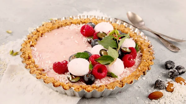 Strawberry Vanila Tart Topped Fructe Padure Fundal Gri Deschis — Fotografie, imagine de stoc