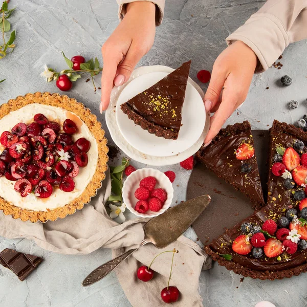 Diferite Tipuri Tarte Casă Fundal Gri Deschis Vedere Sus Plat — Fotografie, imagine de stoc