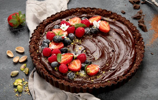 Läcker Choklad Tårta Grå Bakgrund Hemlagade Desserter Koncept — Stockfoto