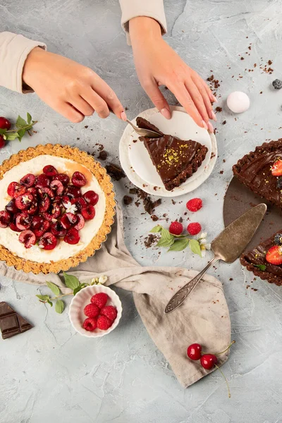 Berbagai Jenis Kue Tart Buatan Sendiri Pada Latar Belakang Abu — Stok Foto