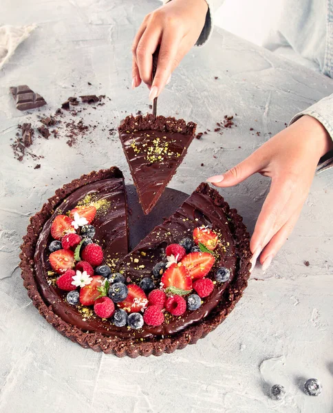 Jonge Vrouw Holding Zelfgemaakte Chocolade Taart Licht Grijs Achtergrond — Stockfoto