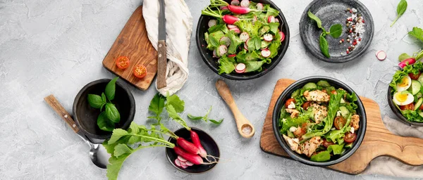 Salate Proaspete Fundal Gri Deschis Conceptul Alimentar Sezonier Vedere Sus — Fotografie, imagine de stoc
