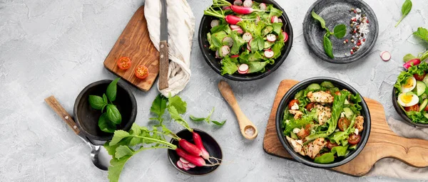 Vers Gemaakte Salades Lichtgrijze Achtergrond Seizoensgebonden Voedselconcept Bovenaanzicht Panorama — Stockfoto