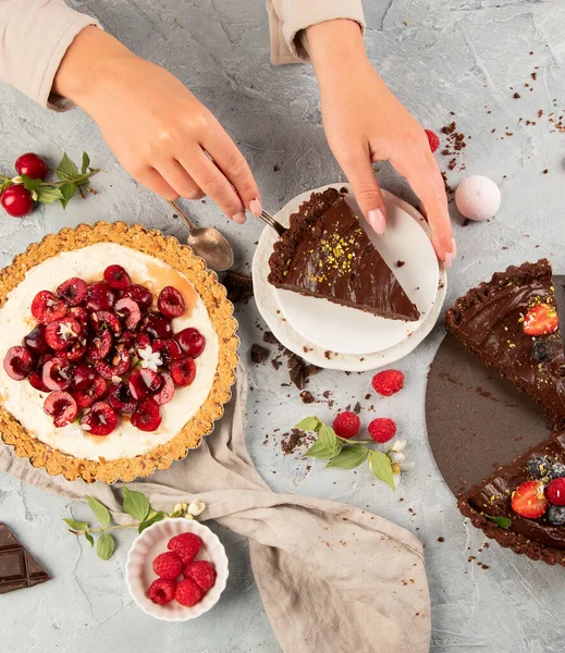 Diferentes Tipos Tartas Caseras Sobre Fondo Gris Claro Vista Superior —  Fotos de Stock