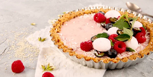 Strawberry Vanila Tart Topped Fructe Padure Fundal Gri Deschis — Fotografie, imagine de stoc