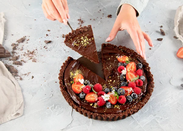 Jovem Mulher Segurando Torta Chocolate Caseiro Fundo Cinza Claro — Fotografia de Stock