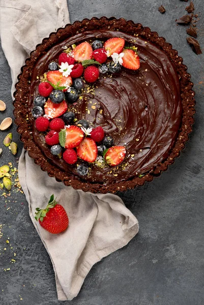 Heerlijke Chocoladetaart Grijze Achtergrond Zelfgemaakte Desserts Concept Bovenaanzicht Flat Lay — Stockfoto