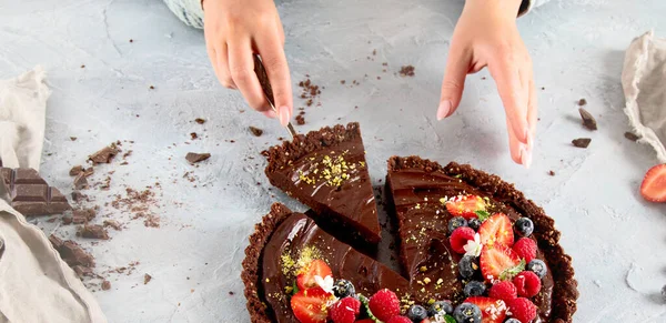 Mujer Joven Sosteniendo Tarta Chocolate Casero Sobre Fondo Gris Claro — Foto de Stock