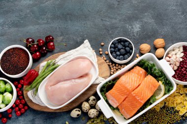 Sağlıklı beslenme planı. Koyu gri arka planda diyet ve yemek planlaması. Üst görünüm, düz görünüm, kopyalama alanı