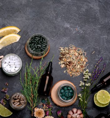 Alternatif ilaç varyasyon hapları ve bitkiler. Homeopati tıp konsepti. Üst görünüm, alanı kopyala