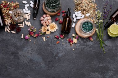 Alternatif ilaç varyasyon hapları ve bitkiler. Homeopati tıp konsepti. Üst görünüm, alanı kopyala