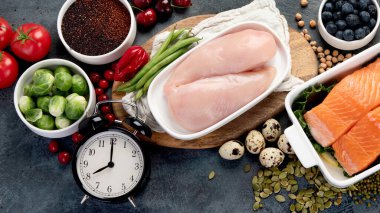 Sağlıklı beslenme planı. Koyu gri arka planda diyet ve yemek planlaması. Üst manzara, düz yatış, manzara