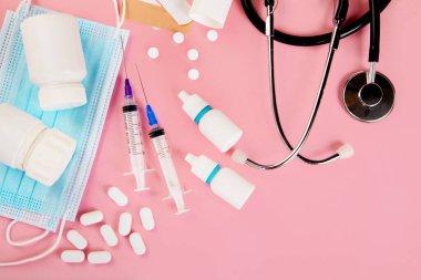 Pembe arka planda ekipman tıbbı koleksiyonu. Tıbbi konsept. Üst görünüm, düz görünüm, kopyalama alanı