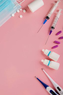 Pembe arka planda ekipman tıbbı koleksiyonu. Tıbbi konsept. Üst görünüm, düz görünüm, kopyalama alanı