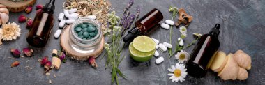 Alternatif ilaç varyasyon hapları ve bitkiler. Homeopati tıp konsepti. Üst manzara, panorama