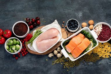 Sağlıklı beslenme planı. Koyu gri arka planda diyet ve yemek planlaması. Üst görünüm, düz görünüm, kopyalama alanı